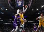 开云体育直播-詹姆斯砍下三双，湖人轻松取胜