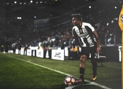 开云下载-阿什拉夫一剑封喉，英格兰对阵马德里竞技，关键时刻的孤胆英雄