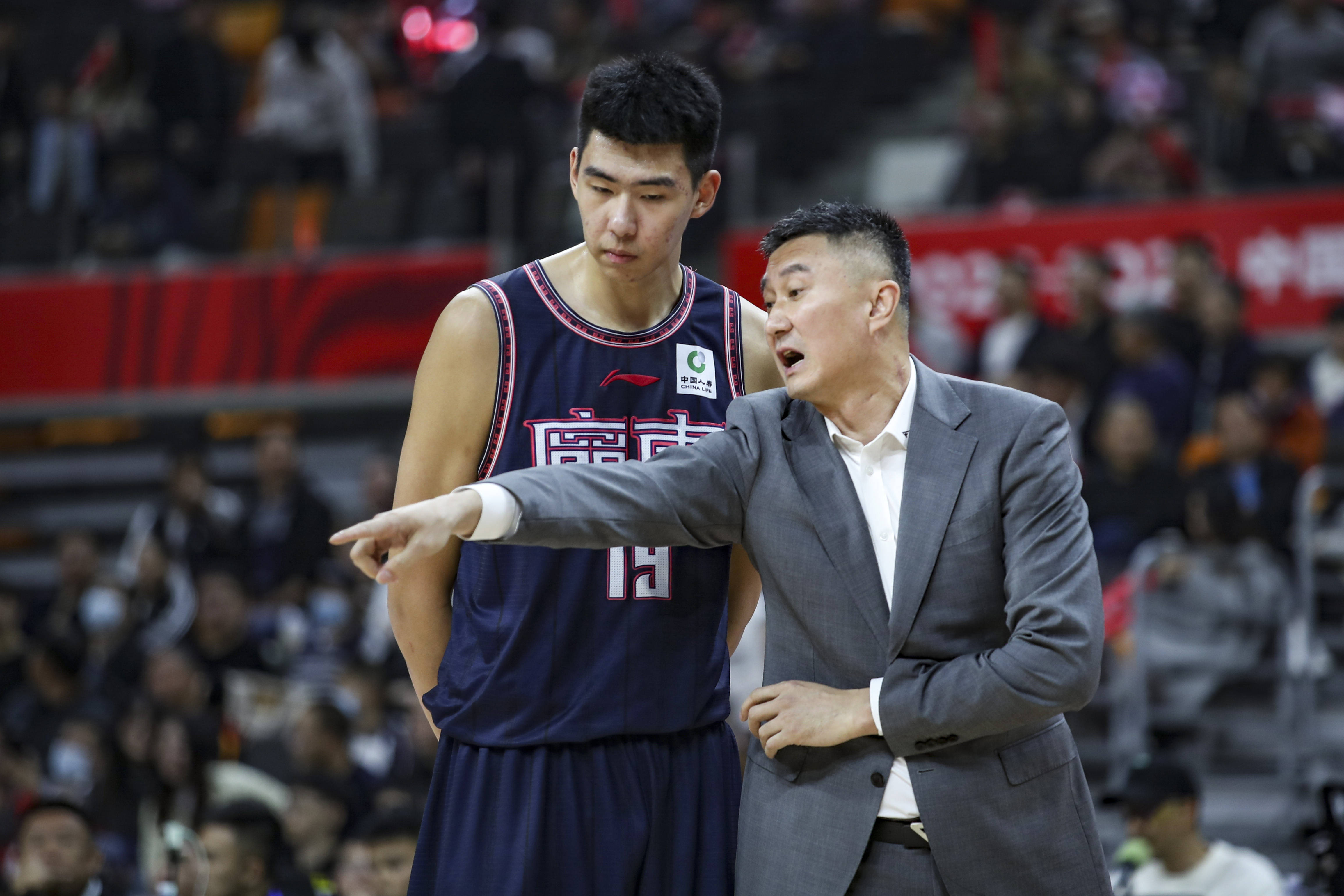 广东男篮在客场逆转战胜青岛队 广东男篮在客场逆转战胜青岛队