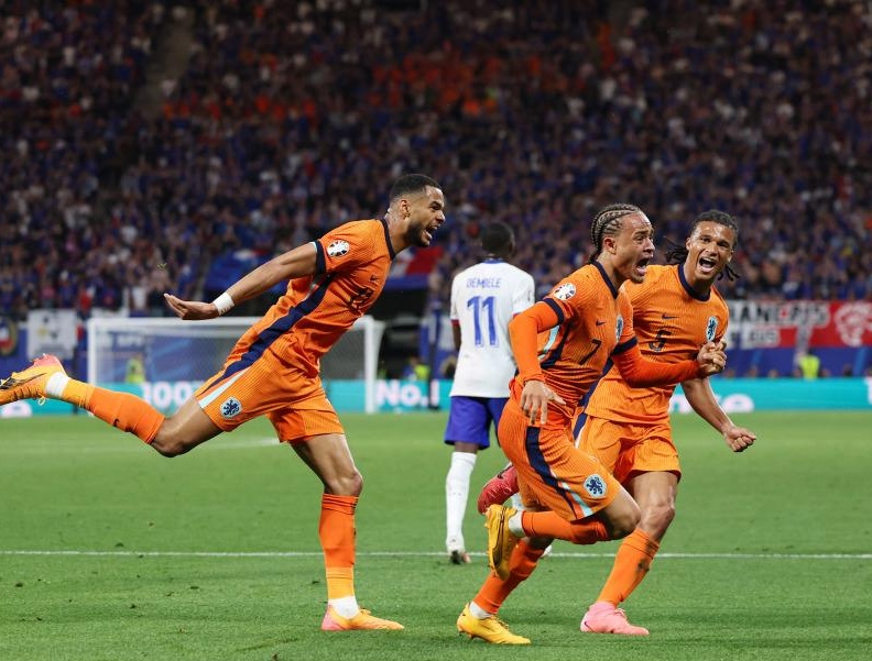 关于罗马尼亚队在欧洲杯比赛中展现团队精神的信息