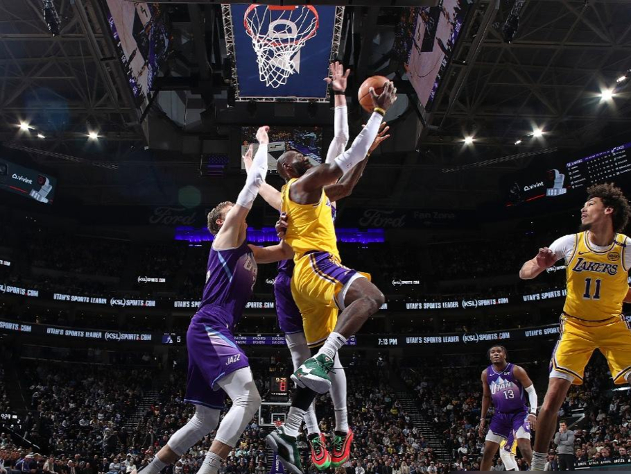 詹姆斯砍下三双，湖人轻松取胜