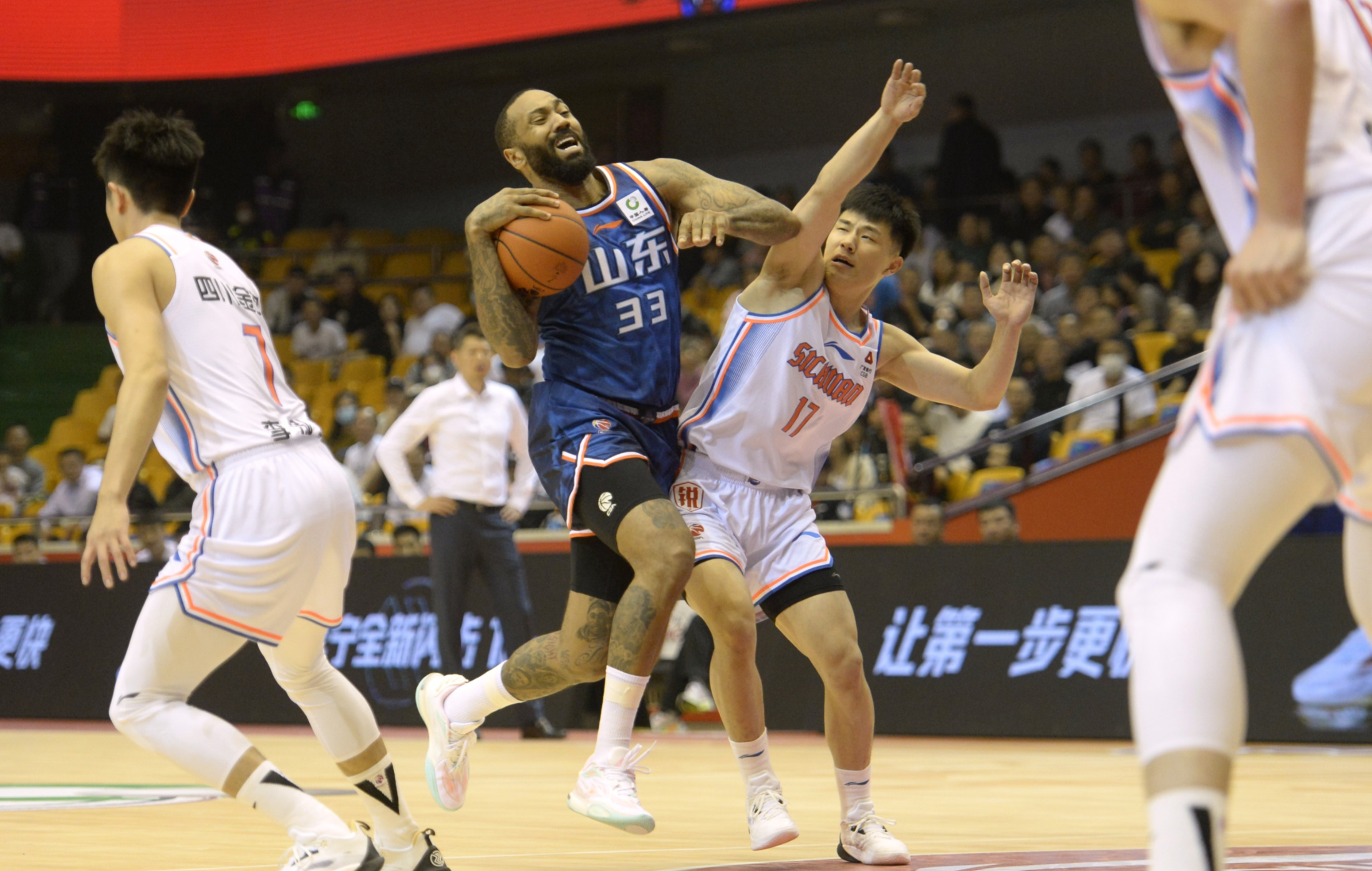 浙江男篮惨遭深圳队逆转,遗憾失利 浙江男篮惨遭深圳队逆转,遗憾失利