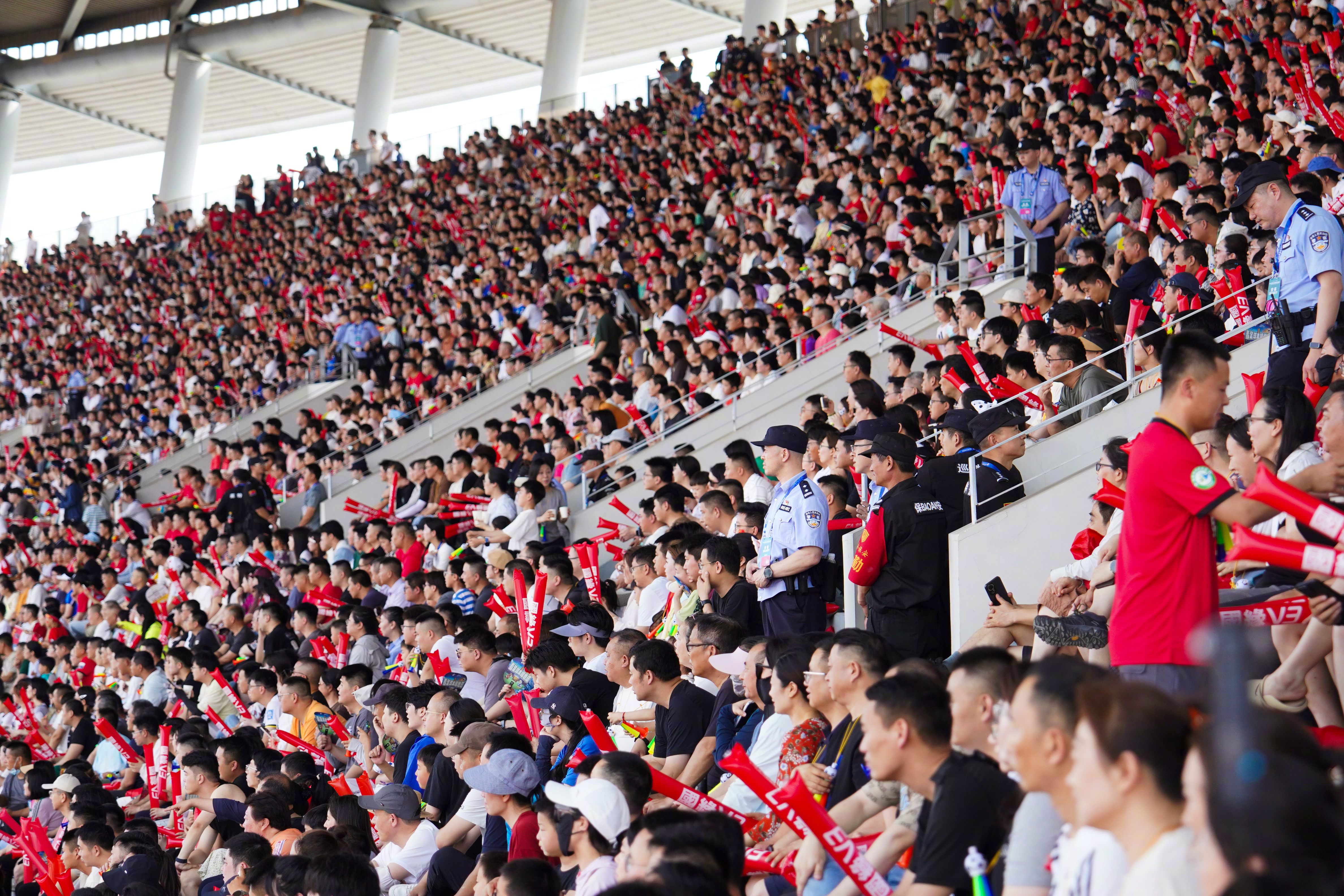 包含巴西女子足球赛场热情高涨，球迷狂热呐喊的词条
