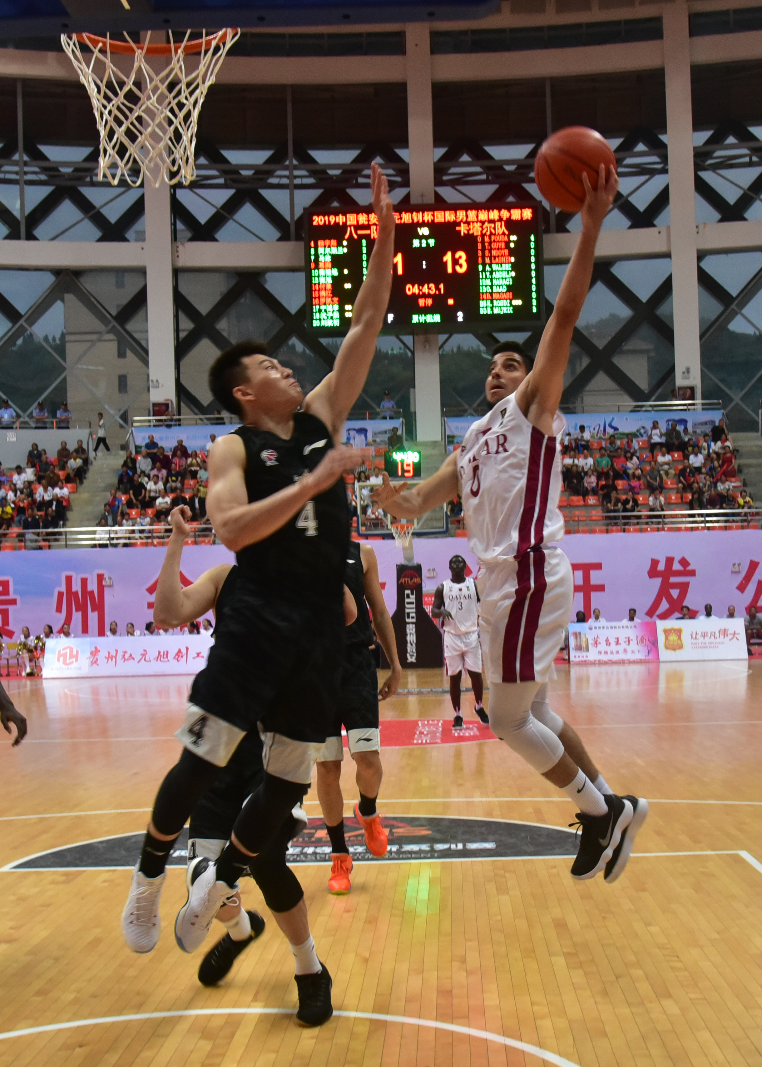 重庆男篮奋力争取晋级，王者归来