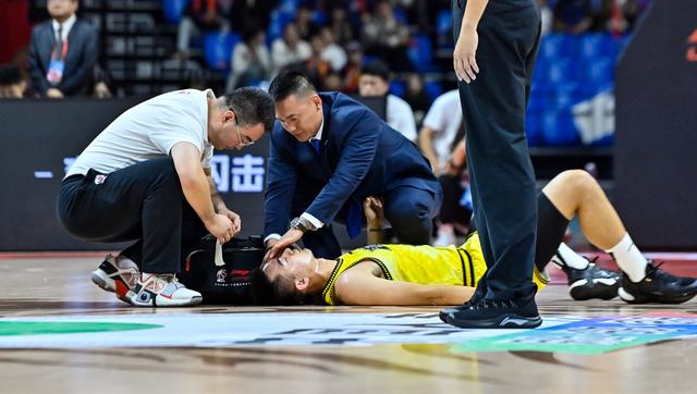 篮球比赛中心球员受伤住院治疗