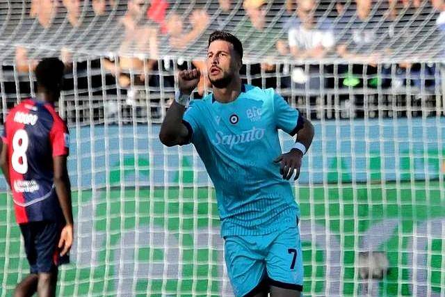 包含意大利足球联赛新晋射手喜欢头球破门，技术精湛的词条