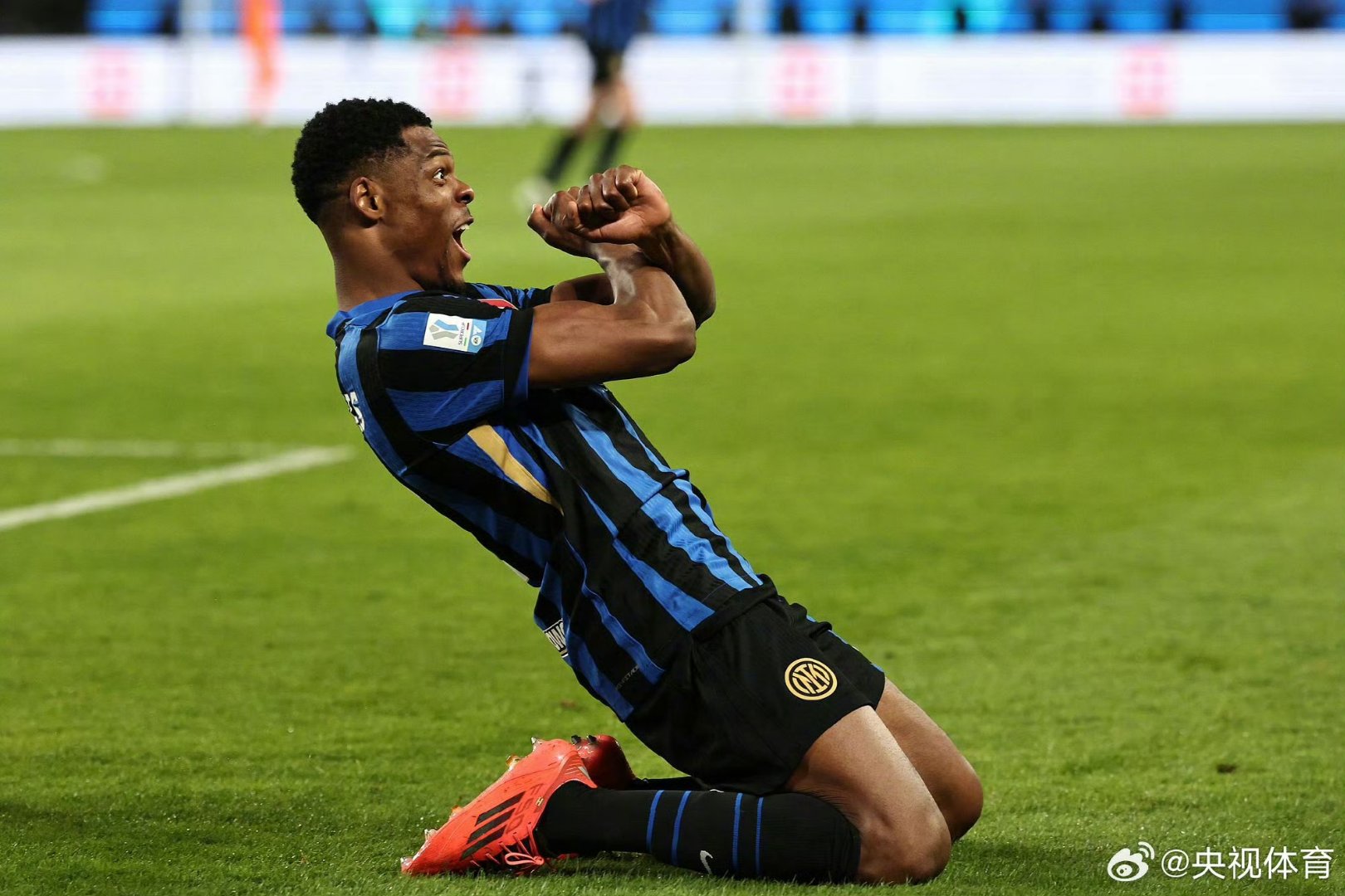 包含意大利足球联赛新晋射手喜欢头球破门，技术精湛的词条