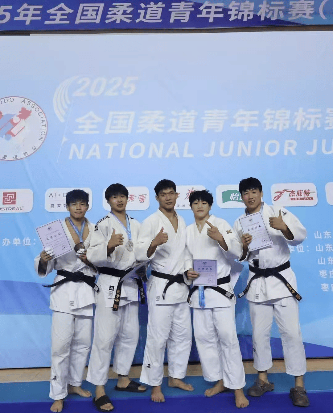 球队在比赛中因健康竞争气氛团结一致