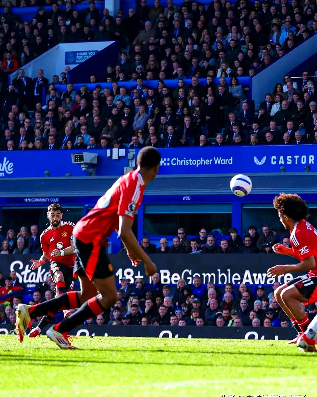 巴黎力克曼联，恩昆库三分雨点燃全场的简单介绍