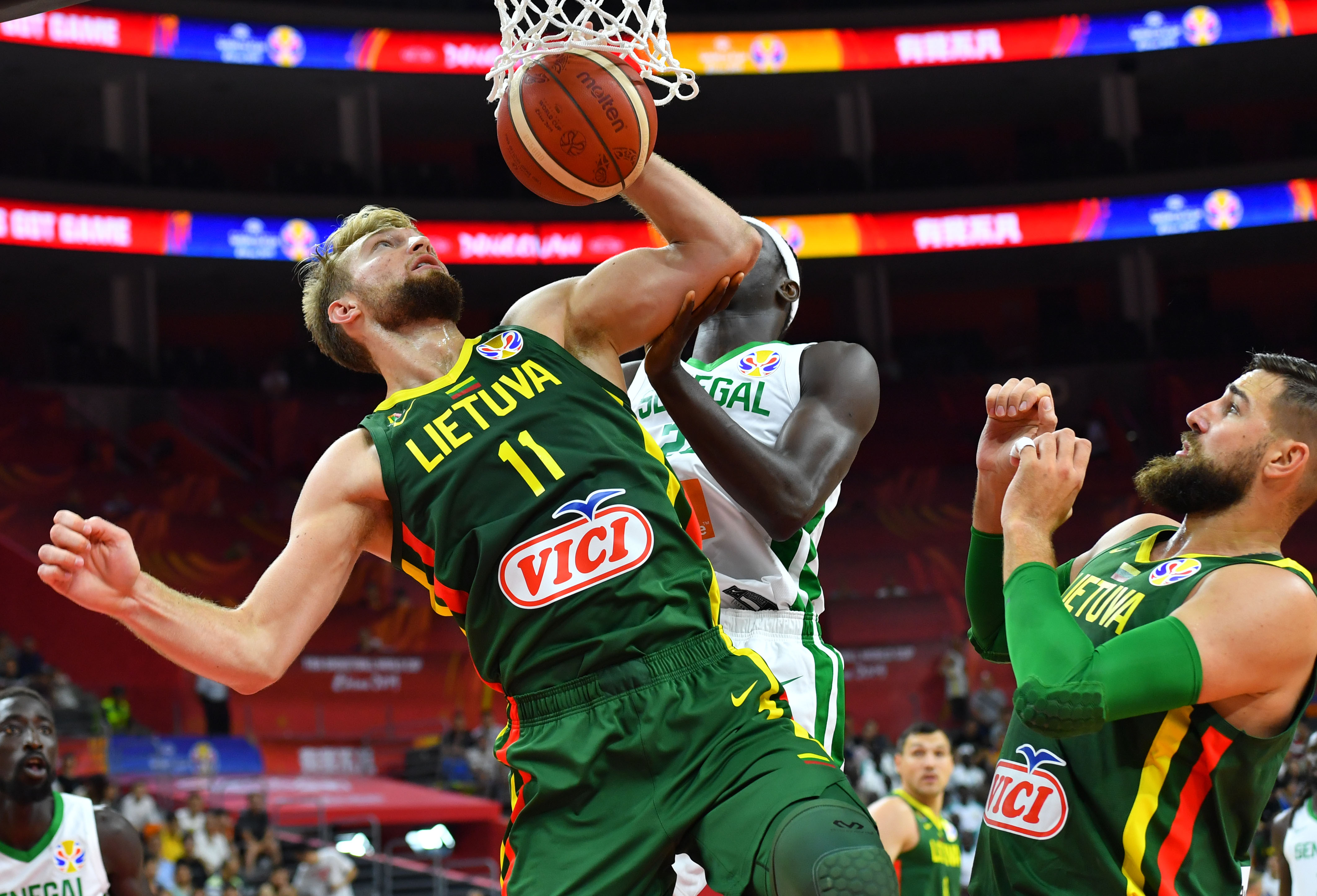 篮网轻取立陶宛男篮，库里统治全场的简单介绍