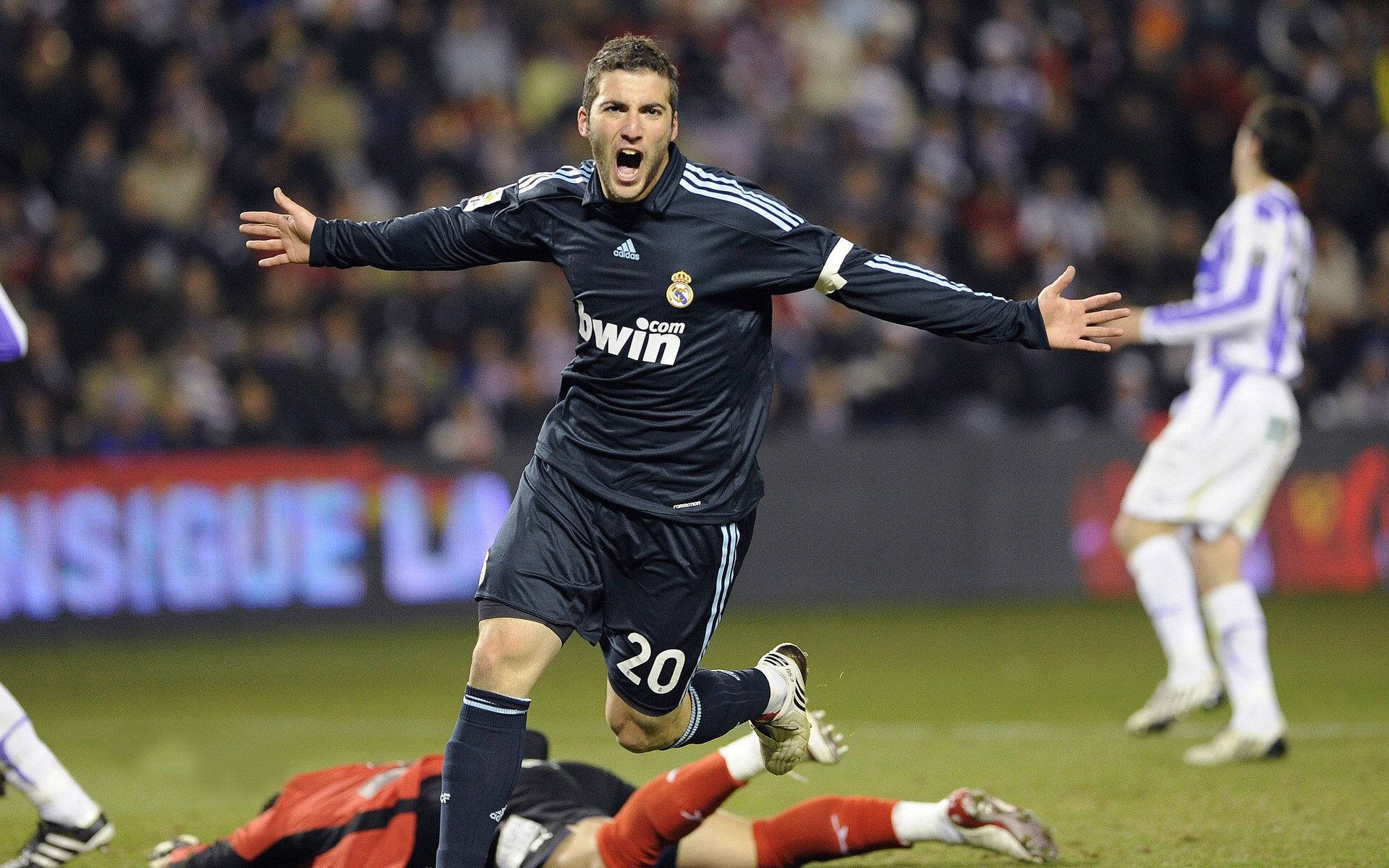 梅西舞台越大越强,但曼联为何能击溃巴萨?